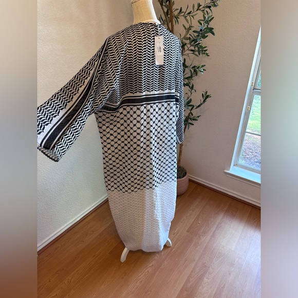 Kuffiya maxi open abaya in large length is 59” has fringe embellishments ✨ - Picture 6 of 8